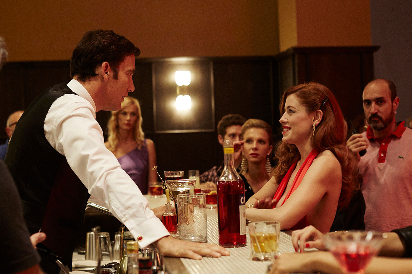 clive owen and a female at a bar