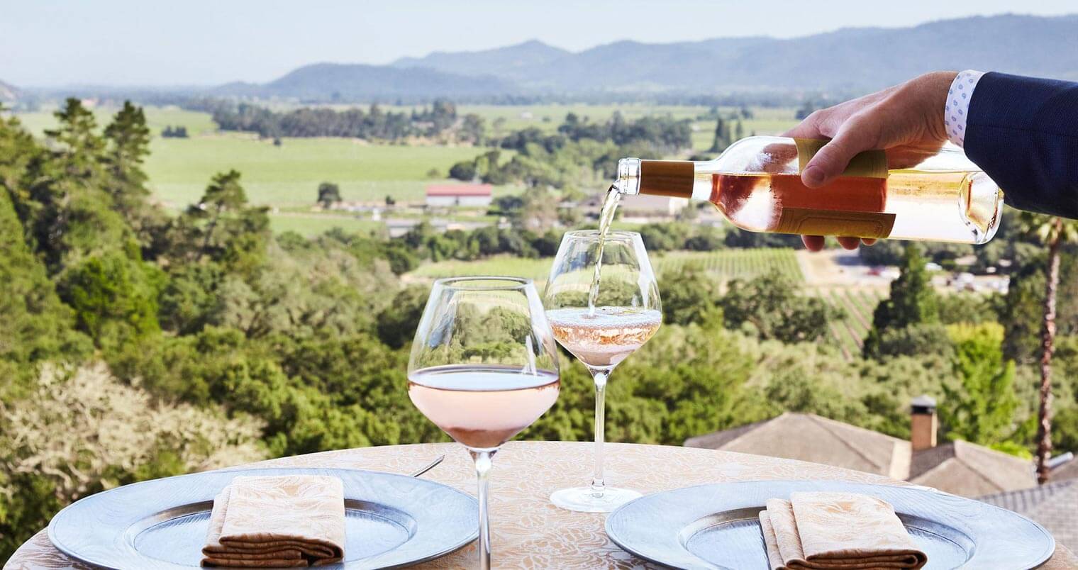 Auberge du Soleil, elegant table pouring wine over the vineyard