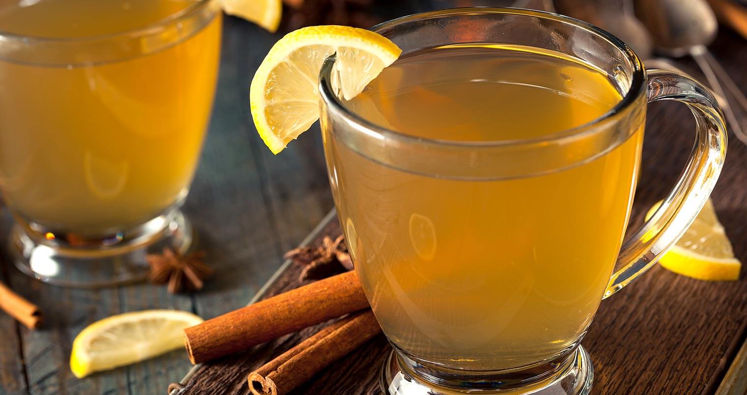 BACARDĺ Rum Hot Toddy, cocktails with cinnamon stick garnish and lemon, featured image
