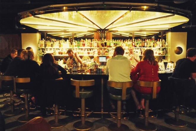 B&GC, patrons at bar