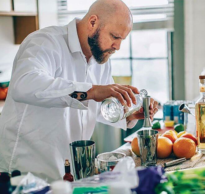 Daniel-Undhammer mixing a coktail