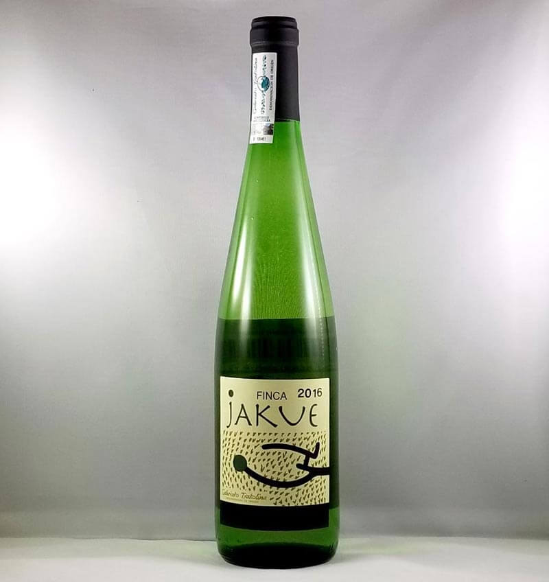 Finca Jakue Getariako Txakolina 2016, bottle on grey gradient