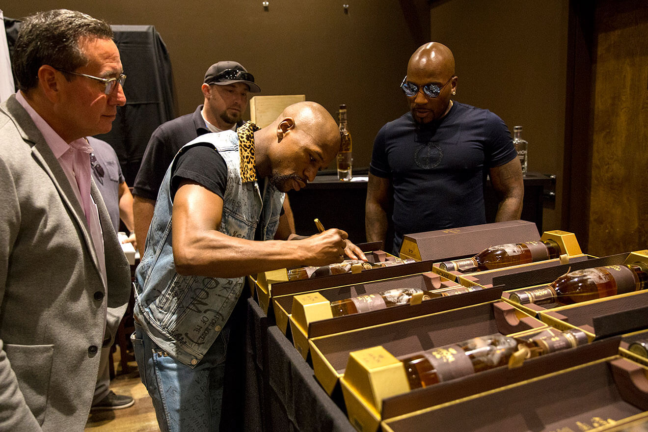 Floyd Mayweather Jr. Joins Tequila Avión to Sign Commemorative Bottles of Avión Reserva 44 Extra Añejo