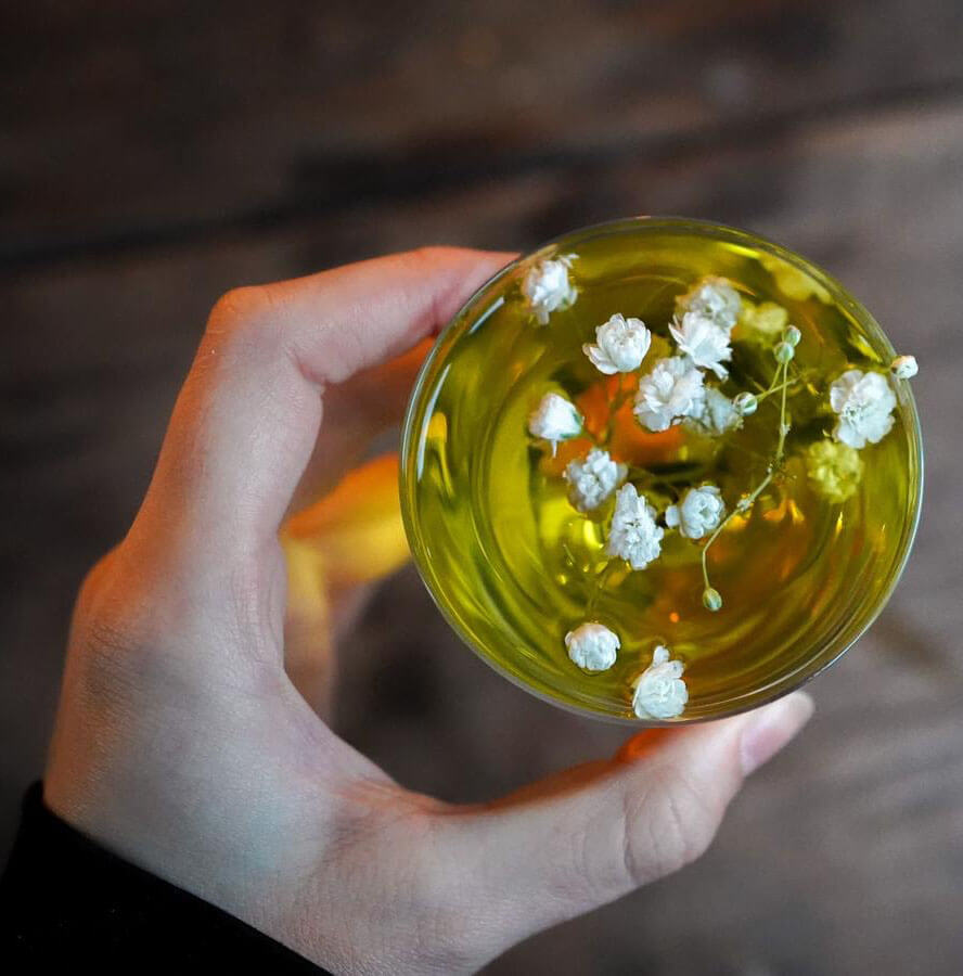 Negroni Bianco cocktail, overhead view