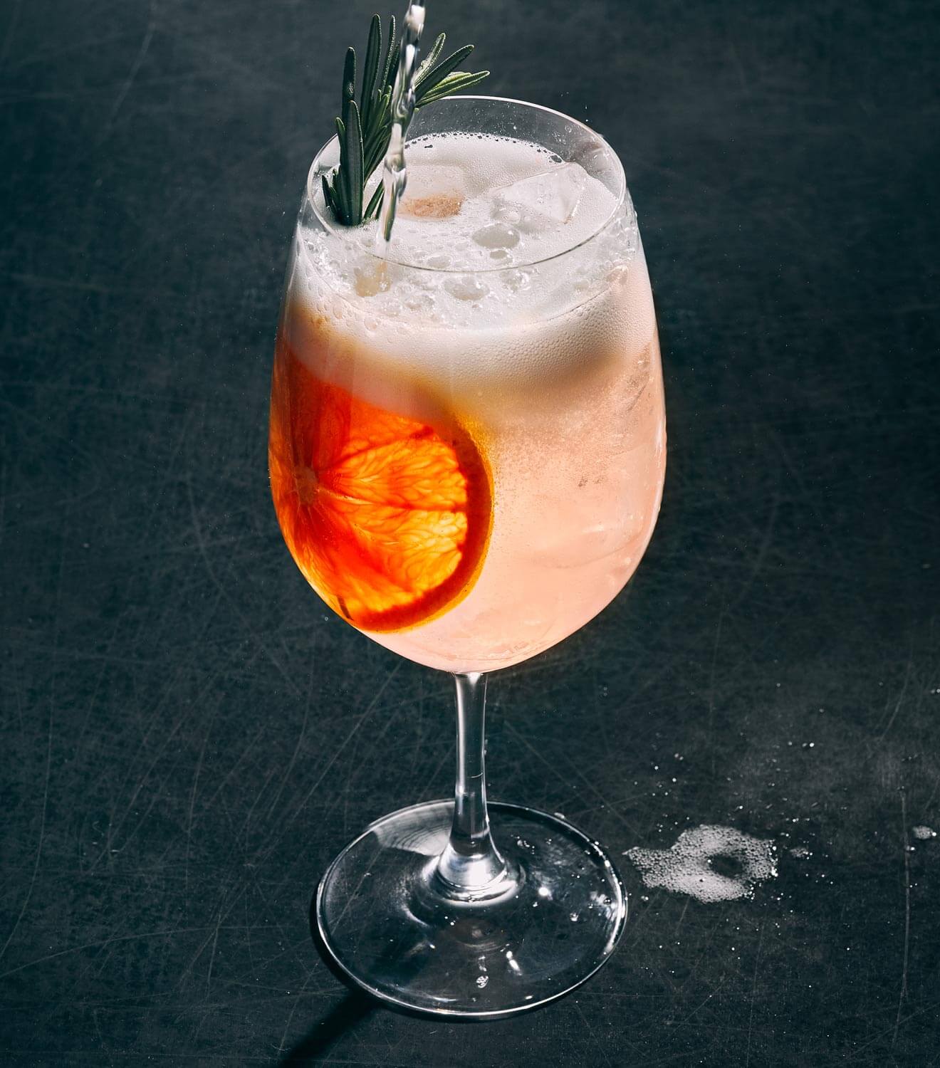 Pampelmousse Spritz cocktail with garnish