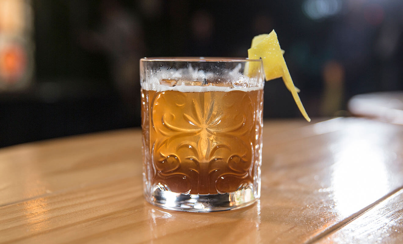 Poderoso cocktail on table