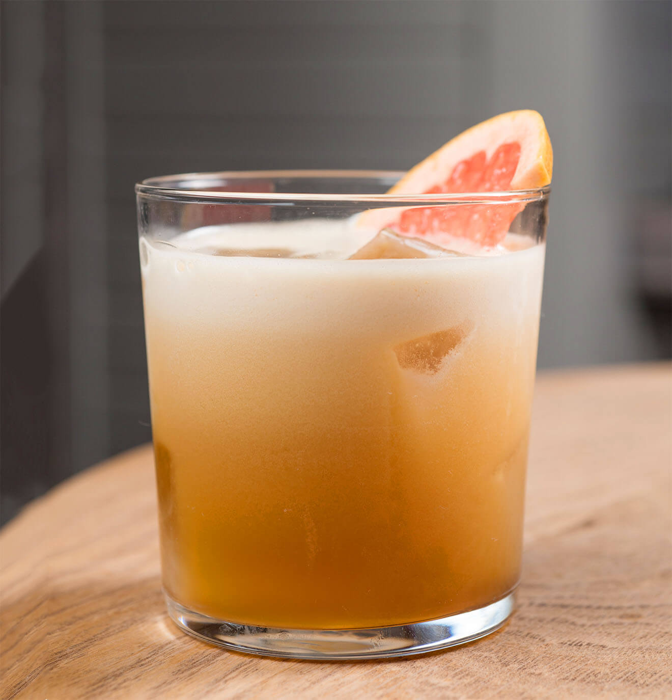 Tommy Cueball, cocktail with grapefruit garnish