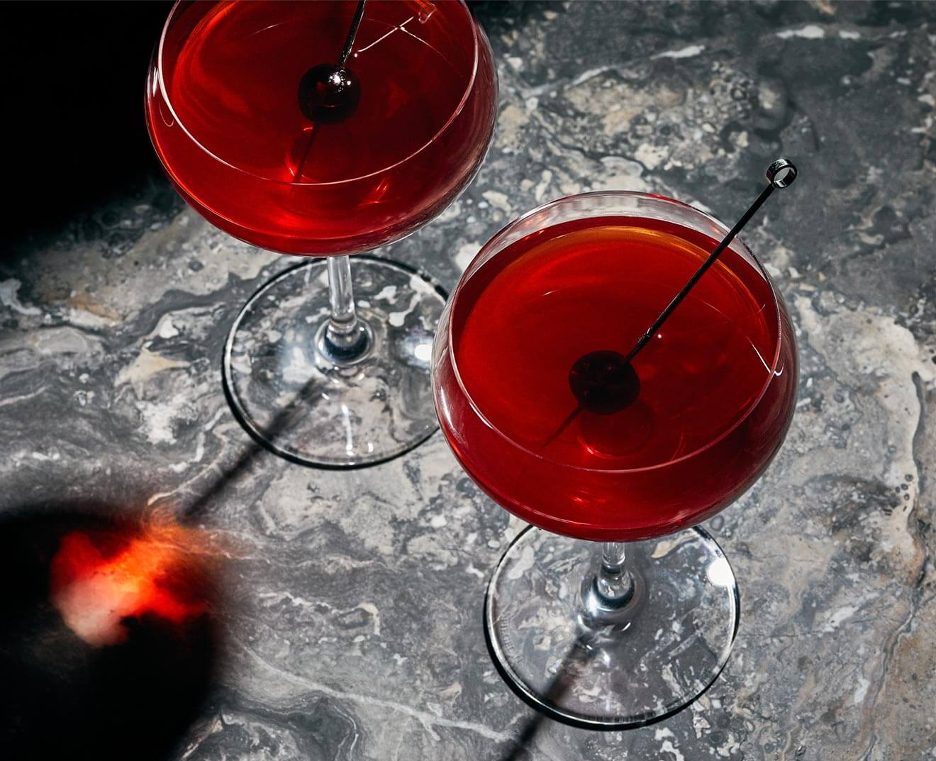 R17 Manhattan, cocktails with garnish