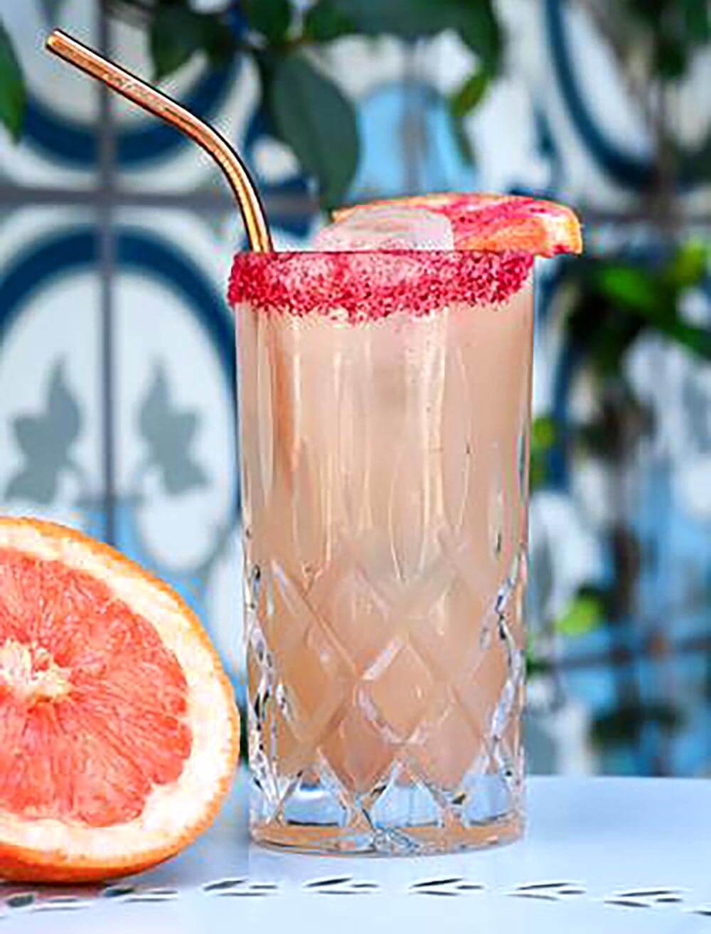 Rhubarbe Paloma, cocktail with grapefruit garnish