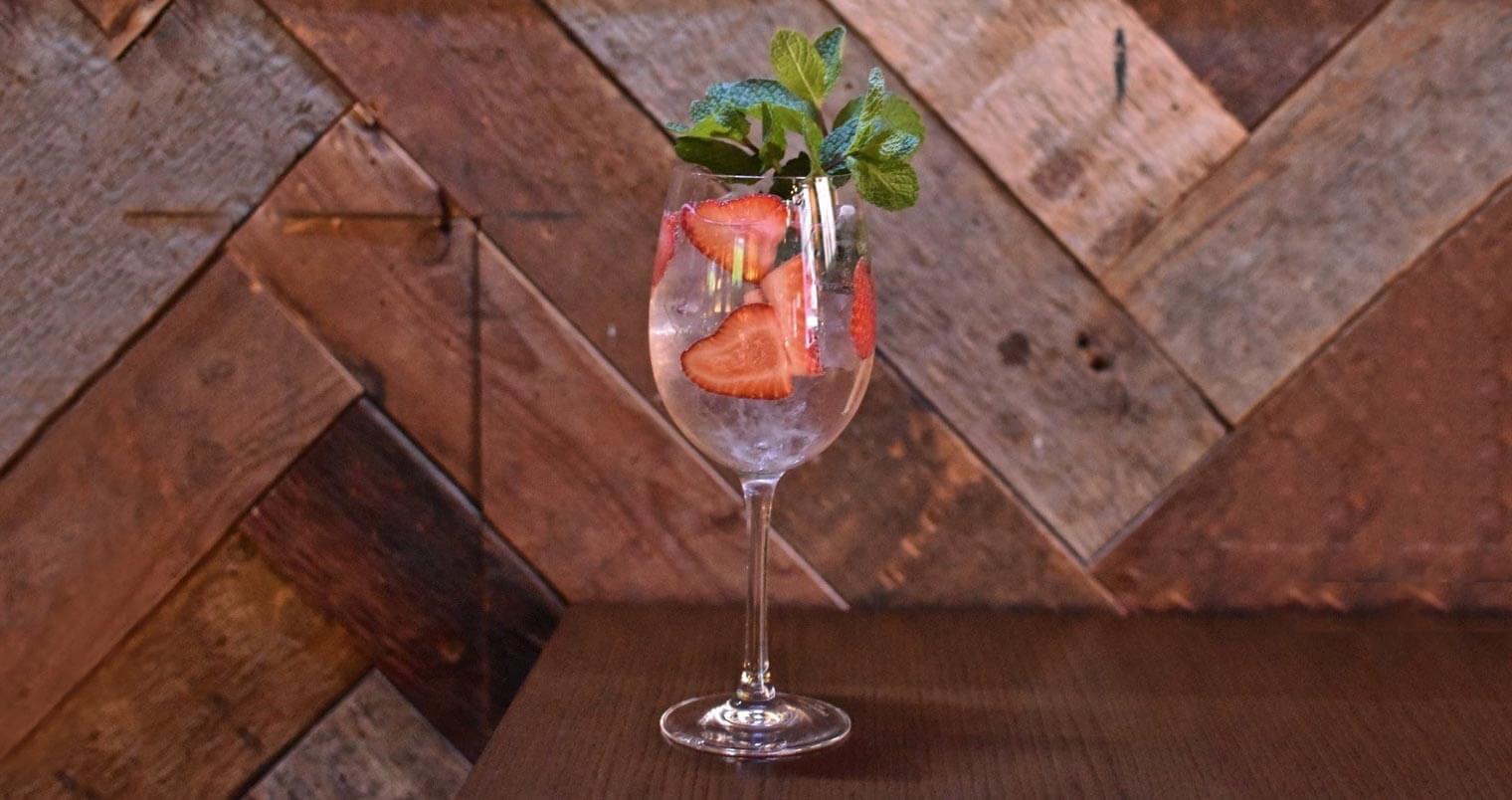 Skinny Spritzer cocktaial with strawberry and mint garnish, featured image