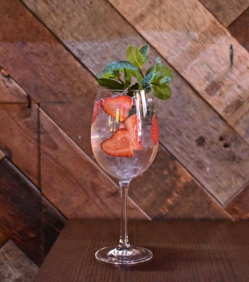 Skinny Spritzer cocktaial with strawberry and mint garnish