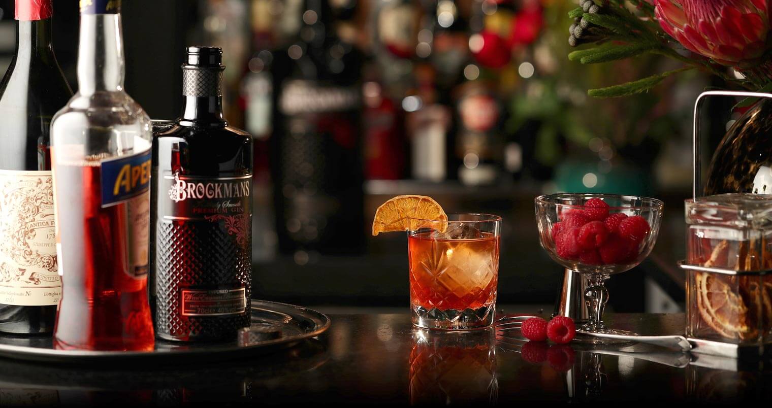 Summer Negroni, bottles, cocktail and garnishes, featured image