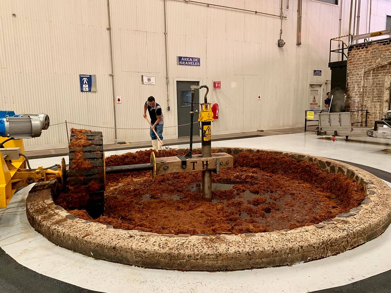 Tahona, worker smashing