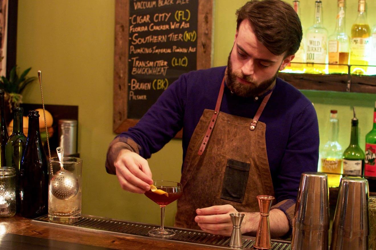 Bar Manager Tristan Brunel, Bricolage