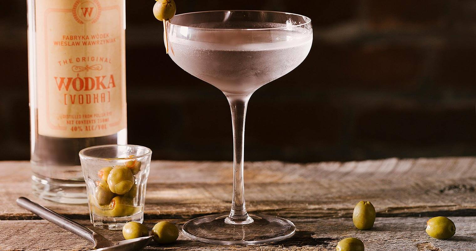 Wódka Martini, featured image, bottle and cocktail, olives