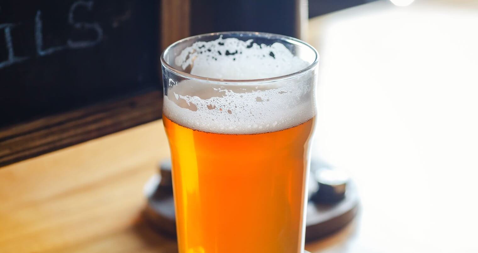 The Difference Between Pale Ale and IPA, craft beer pint, featured image