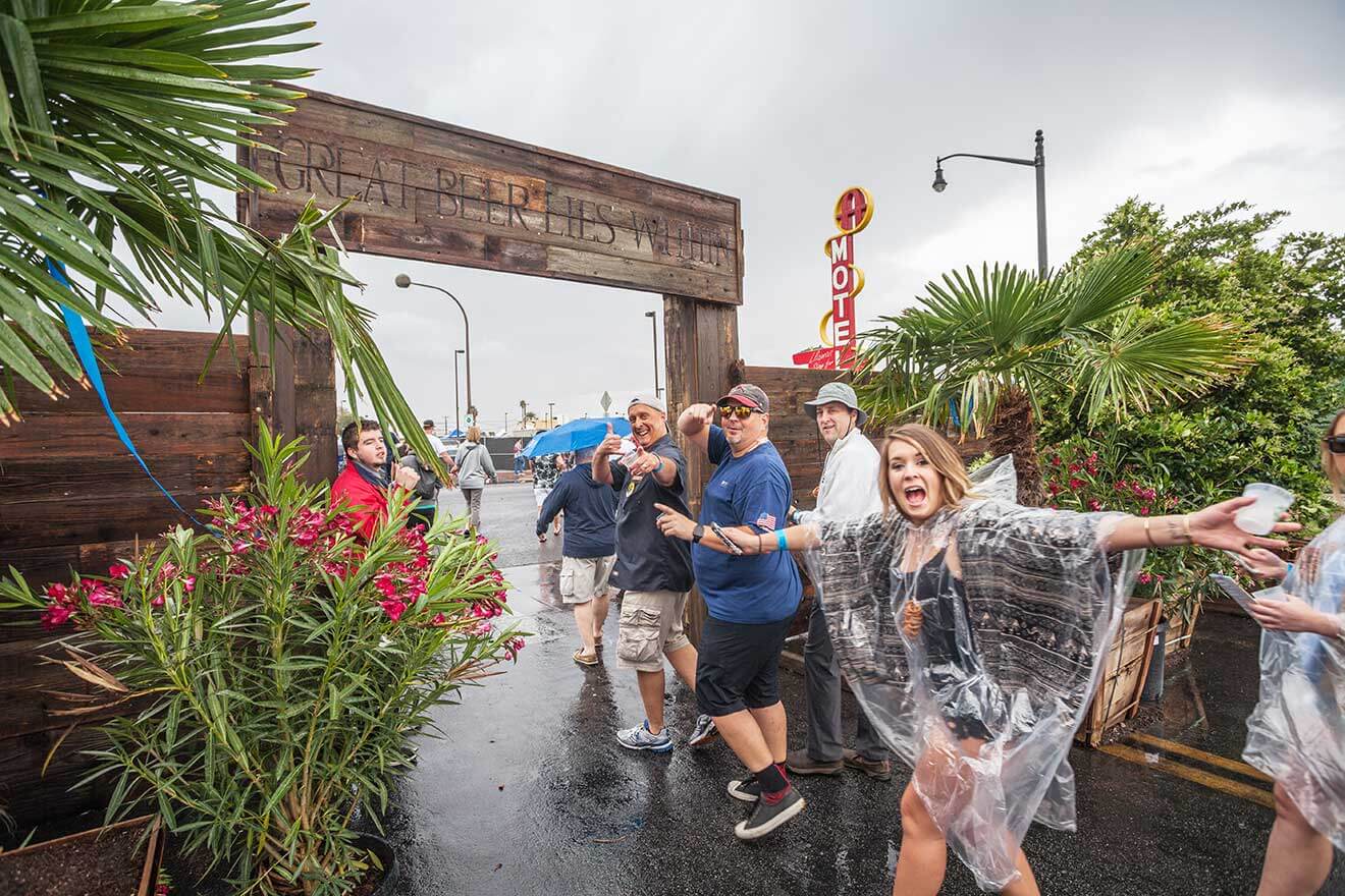motley-brews-2016-crowd-at-the-entrance