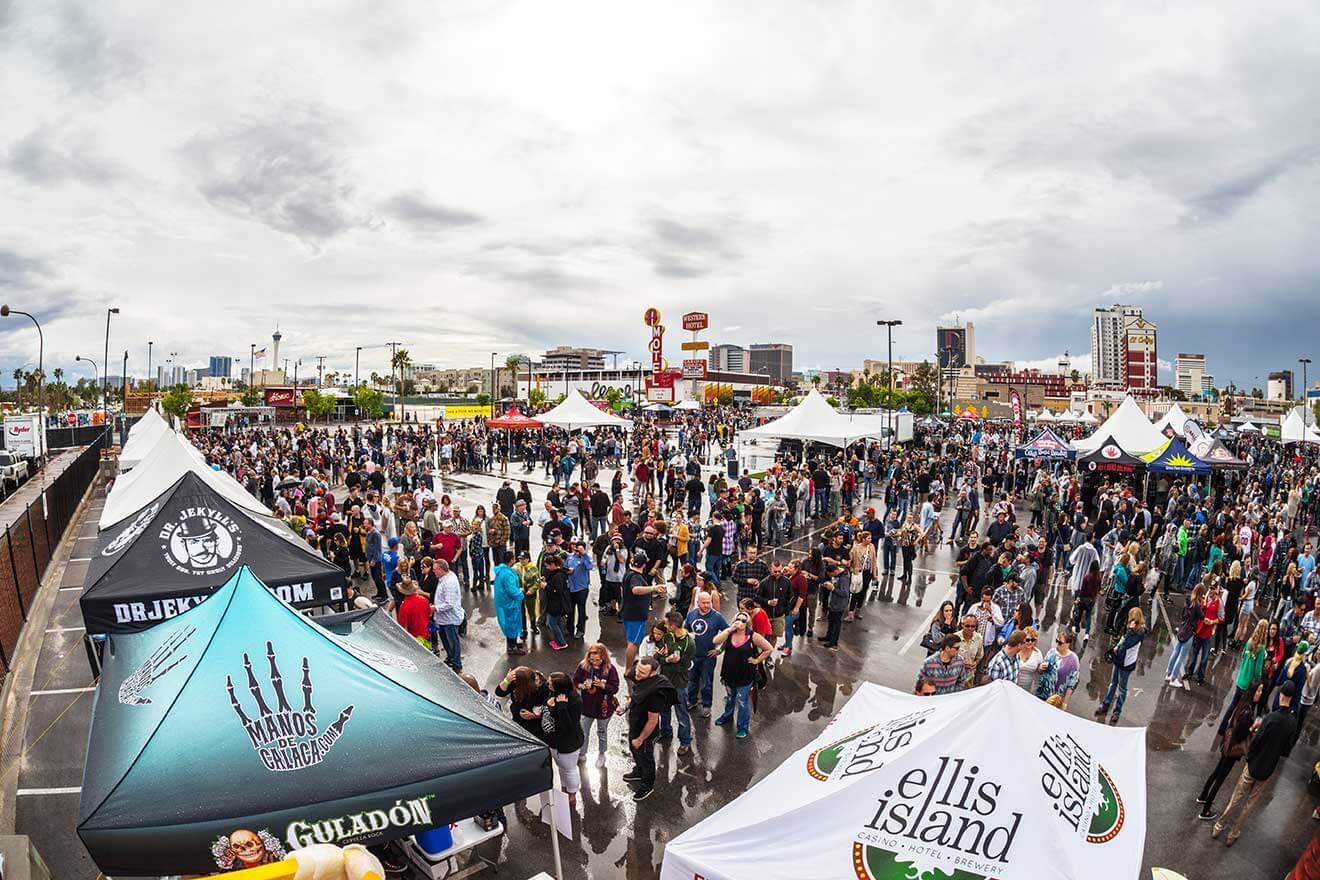 motley-brews-2016-huge-crowd-vendors