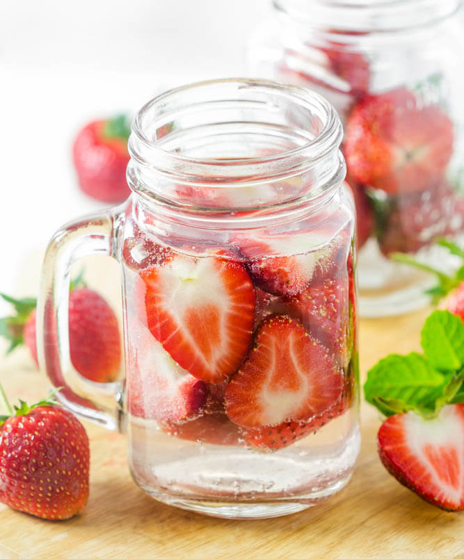 Strawberry Mint Sake Spritzer